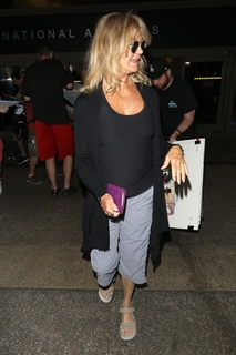 Goldie Hawn feet photo thumbnail