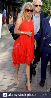 Goldie Hawn feet photo thumbnail