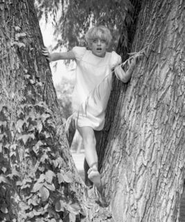 Goldie Hawn feet photo thumbnail