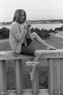 Goldie Hawn feet photo thumbnail