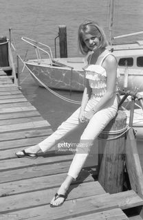 Goldie Hawn feet photo thumbnail