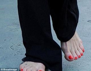 Goldie Hawn feet photo thumbnail