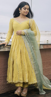 Gouri Kishan feet photo 6