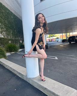 Grace Caroline Currey feet photo thumbnail