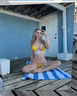 Grace Charis feet photo thumbnail