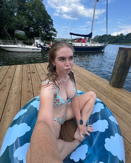 Grace Charis feet photo thumbnail