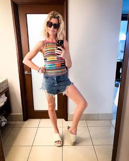 Grace Helbig feet photo thumbnail