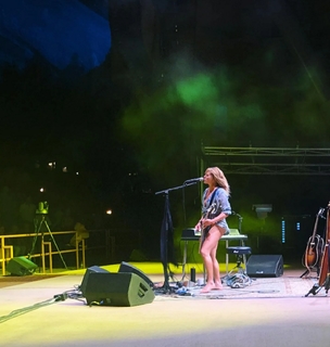 Grace Potter feet photo 10
