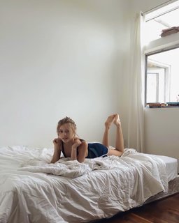 Grace Van Dien feet photo thumbnail