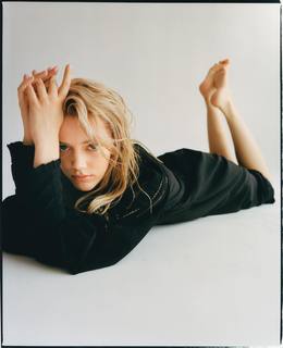 Grace Van Dien feet photo thumbnail