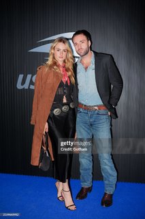 Grace Van Patten feet photo thumbnail