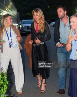 Grace Van Patten feet photo thumbnail