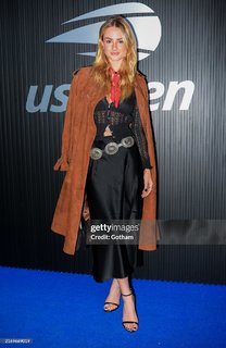 Grace Van Patten feet photo thumbnail