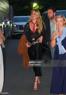 Grace Van Patten feet photo thumbnail