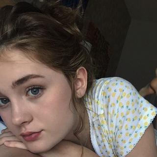 Grace Victoria Cox feet photo 3