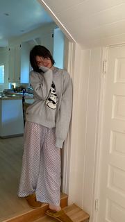 Gracie Abrams feet photo thumbnail