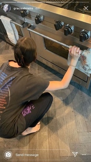 Gracie Abrams feet photo thumbnail