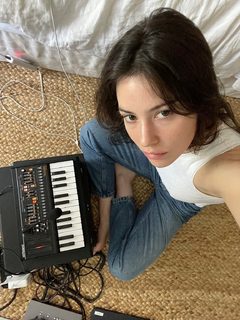 Gracie Abrams feet photo thumbnail