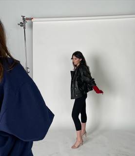 Gracie Abrams feet photo thumbnail