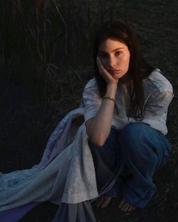 Gracie Abrams feet photo thumbnail