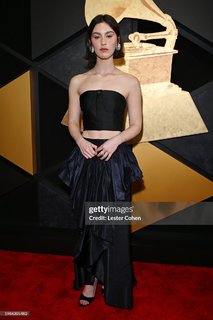 Gracie Abrams feet photo thumbnail