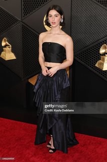 Gracie Abrams feet photo thumbnail