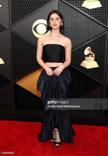 Gracie Abrams feet photo thumbnail