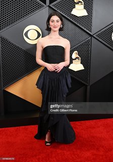 Gracie Abrams feet photo thumbnail