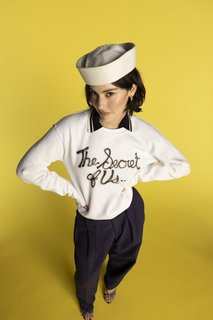 Gracie Abrams feet photo thumbnail