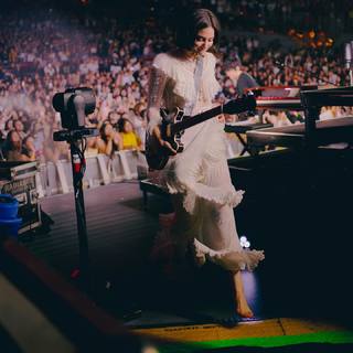 Gracie Abrams feet photo thumbnail