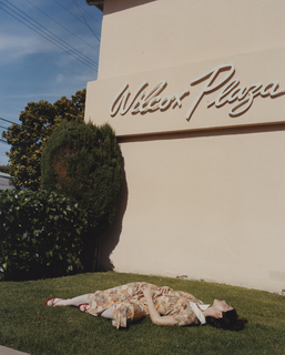 Gracie Abrams feet photo thumbnail