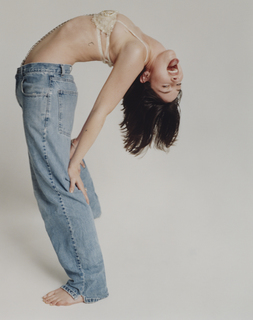 Gracie Abrams feet photo thumbnail