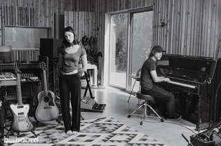 Gracie Abrams feet photo thumbnail