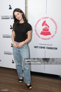 Gracie Abrams feet photo thumbnail