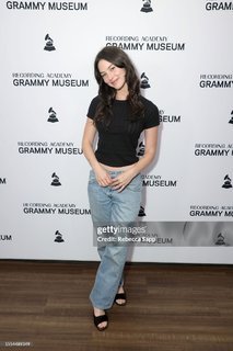 Gracie Abrams feet photo thumbnail