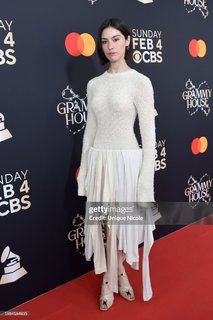 Gracie Abrams feet photo thumbnail