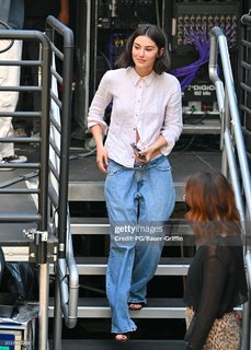 Gracie Abrams feet photo thumbnail