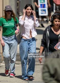 Gracie Abrams feet photo thumbnail