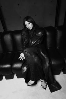 Gracie Abrams feet photo thumbnail