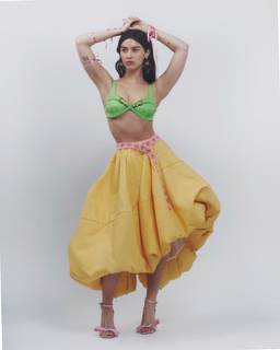 Gracie Abrams feet photo thumbnail