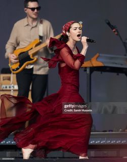 Gracie Abrams feet photo thumbnail