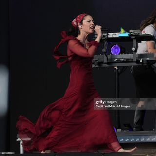 Gracie Abrams feet photo thumbnail