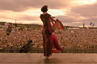 Gracie Abrams feet photo thumbnail