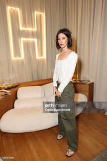 Gracie Abrams feet photo thumbnail