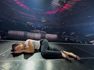 Gracie Abrams feet photo thumbnail