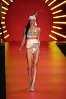 Gracie Carvalho feet photo 2