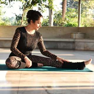 Gracy Singh feet photo 3