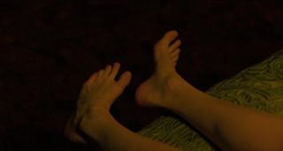 Greta Gerwig feet photo thumbnail