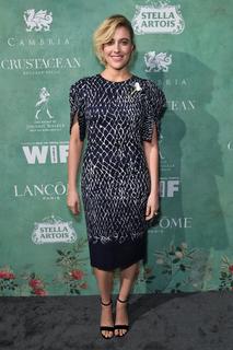 Greta Gerwig feet photo thumbnail