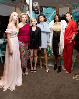 Greta Gerwig feet photo thumbnail